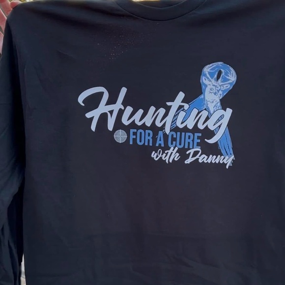 Gildan Tops - Hunting‎ for a Cure Graphic Tee